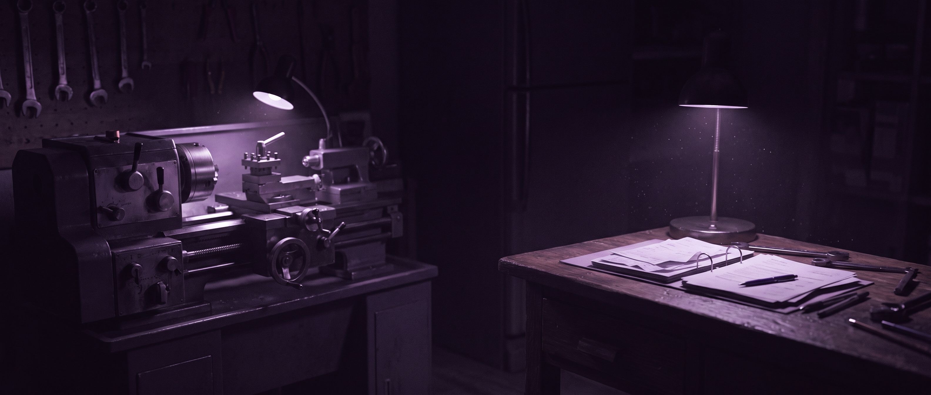 Un taller de noche con una máquina de trabajo iluminada y, al lado, una carpeta con documentos y un bolígrafo.