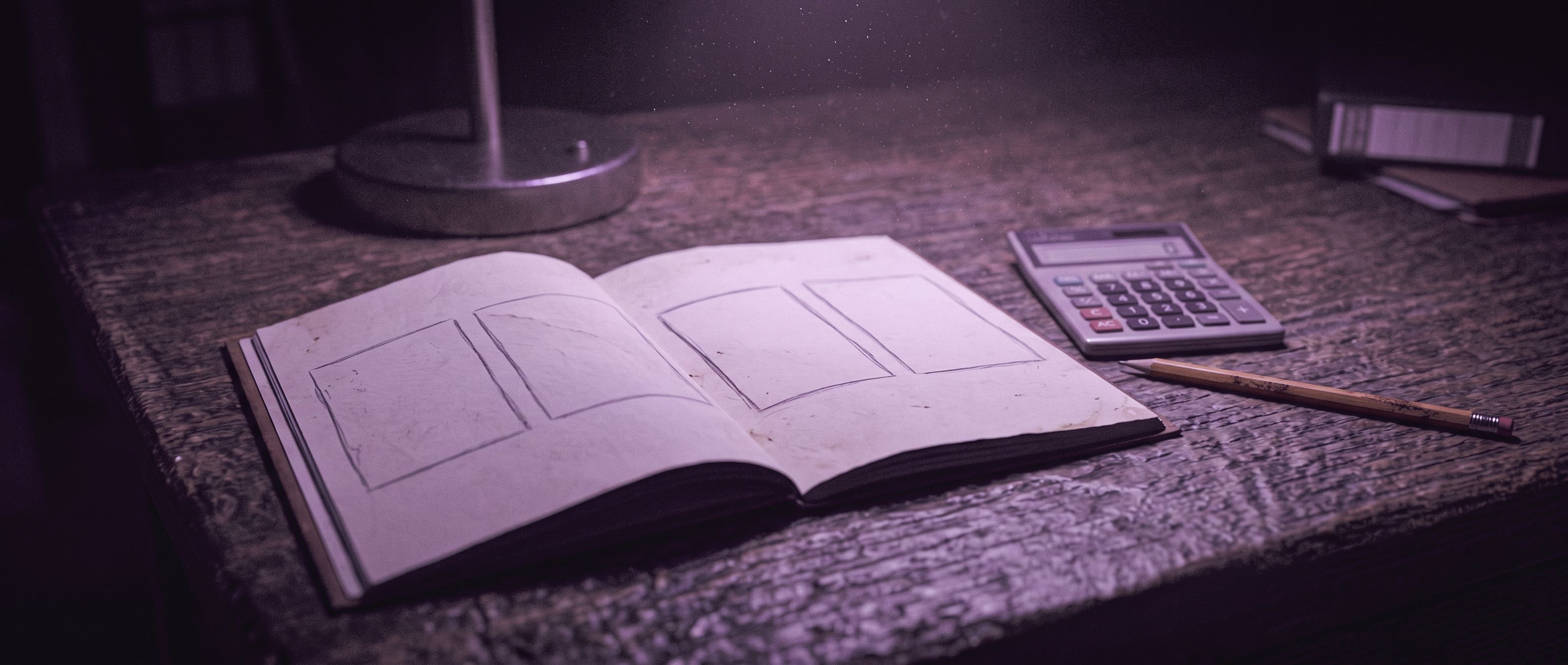 Una libreta abierta con recuadros dibujados a mano, junto a una calculadora y un lápiz.